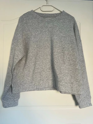 Pieces sweatshirt storlek M  - Knappt använd, bara någon enstaka gång  Storlek M  Lurvigare material inuti  PS: Kolla in mina andra annonser, upp till 20% rabatt vid köp av flera artiklar och priset går nästan alltid att diskutera!🩷 Skickar oftast inom 24 timmar! 💌