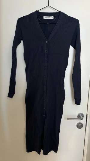 Marinblå ribbad långklänning - Oanvänd klänning från Carin Wester