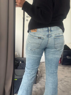 Low bootcut Ljusblå Jeans - Lågmidjade Lee jeans som är utsvängda. Säljer då ja tröttnat på dem. Dem är i perfekt skick utan slitningar. W28, och L31. Dem passar mig perfekt som är 155cm lång. 