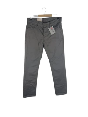 Levi's 511 Commuter Slim Fit Gråa Byxor med Tags W30 L30 - Ett par gråa Levi's 511 Commuter byxor. Byxorna har en slim fit passform och en något avsmalnande benöppning. De har även en högre midja baktill för extra komfort och förstärkta fickor. Midja: 38cm Långt: 72cm