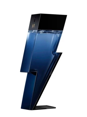 Carolina Herrera Bad Boy parfym - Cool parfymflaska från Carolina Herrera formad som en blixt i mörkblått och svart glas med stilren design. Perfekt för dig som gillar unika och snygga flaskor att ha på hyllan.