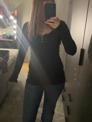 Söt henley topp - Säljer nu min ursnygga topp ifrån brandy Melville i nyskick!! 100% bomull om jag ej minns fel så är super skön🥰🥰passar xs-m skulle jag säga 