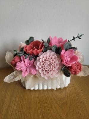 Ljusbukett i en gipskruka - Alla blommor är små doftande ljus valfri doft