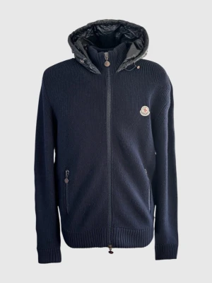 Moncler cardigan jacka - | Säljer en Moncler cardigan jacka i riktigt bra använt skick | Storlek: XXL | Hör av dig vid frågor eller funderingar