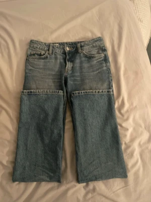 Populära Zara jeans  - Säljer ett par superfina populära jeans från Zara i storlek 32🥰