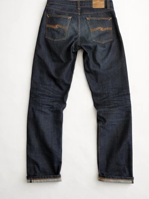 Dry salvage nudie jeans steady Eddie II - Säljer ett par dry salvage nudie jeans med modellen steady Eddie II, de har storlek W32 L34.  100% bomull, man kan se all info man behöver på bilderna men de har inga skador och väldigt lite slitningar så de kan anpassas exakt efter dig och hur du använder dem