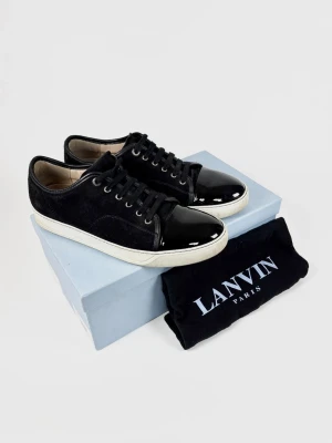 Lanvin cap toe skor - | Säljer ett par Lanvin cap toe sneakers i riktigt bra använt skick | Storlek: 44/UK10 | Box & dustbag ingår | Hör av dig vid frågor eller funderingar