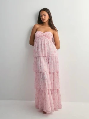 Ljusrosa blommig maxiklänning - Ljusrosa långklänning med volanger och blommigt mönster. Klänningen har bandeau-topp och kan bäras både axelbandslös eller med halterneck. Aldrig använd och prislappen finns kvar, köpt för 699.