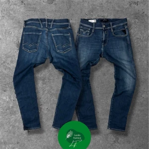 Replay Anbass jeans - Säljer dessa marinblå jeansen från Replay | W30 L30 | modell: Anbass | skick: 7,5/10, lappen där bak är borta | Hör av er vid frågor, pris kan diskuteras vid snabb affär 🤝