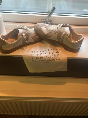 Maison Margiela  - Stilrena gats som är lite små slitna så får lite ”vintage” look på sig vilket är riktigt populärt med just gats. Storlek 43. Får med påse med ingen låda då jag slängt den tyvärr. Riktigt feta pjuks men för små tyvärr. Lite använda så har ett litet hål på sidan som syns på bild 4 men mer än det inga riktiga problem. 