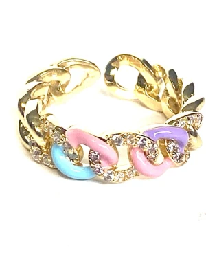 Curb chain ring  - En ring som föreställer curb chain oblong lasting pläderad i Ljusguld med rosa ljusblå och lila detaljer samt vita ädelstenar cubic zirconia , ringen är öppen så kan därför justera storleken 7mm bred 