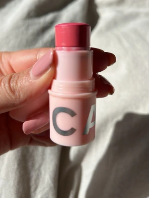 Caia Rough Blush Stick Sweet Swirl - Caia Blush Stick Roug i färgen Sweet Swirl, krämig konstistens - endast testad (se sista bild) nypris 245kr