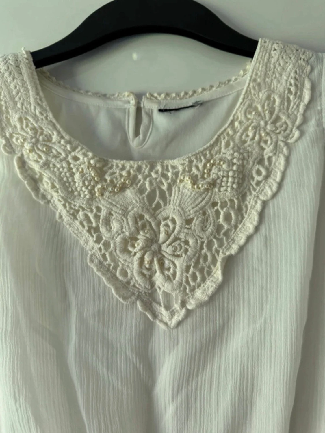 Vit ärmlös klänning med spetsdetalj - 2