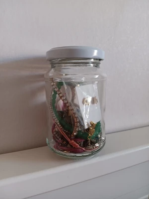 Mystery jewelry jar - Säljer en glasburk fylld med olika och roliga smycken som är perfekt för dig som gillar överraskningar! ✨️💍Allt är renat med alkohol. Psst, det finns ett snö-halsband där inne! Endast 70 kr+ frakt❤️