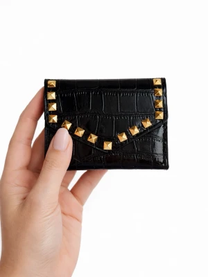 Plånbok i krokodilmönster med guldnitar  - Stilren plånbok tillverkad i veganskt läder med handgjorda nitar och egendesignade detaljer. Plånboken är vikbar och stängs med knapp. Plånboken rymmer flera kort och har praktiska fack som gör den både funktionell och stilren – samtidigt som den ger din outfit en extra touch.  Storlek: 9 × 11 cm 💌 