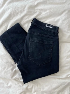Dondup George  - Rikigt härliga dondup George jeans extremt sköna! Rikigt bra kvalité kommer hålla länge ⏳storlek 33. Inga defekter eller hål! Skriv om ni har frågor eller funderingar!