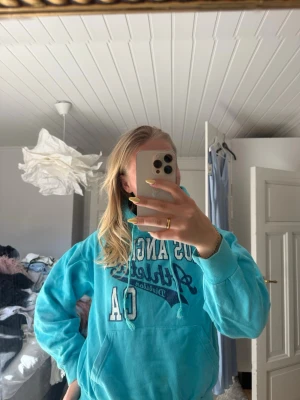 Hoodie med Los Angeles-tryck - Turkos hoodie mes tryck🫶🏻köpare står för frakt!