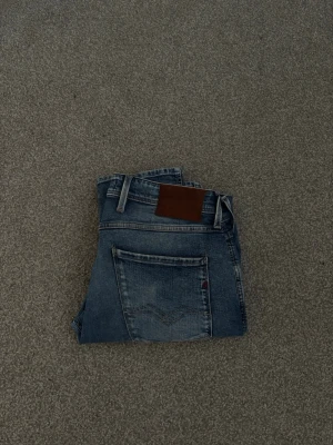 Replay Jeans - Replay Jeans | Anbass & Slitningar | W:33 L:34 | Vädligt fint skick | Inköpta på NK, tyvärr inget kvitto kvar | Säljs då dom ej kommer till användning. | Pris ej hugget i sten | Vid frågor eller fler bilder hör av er! 🤩
