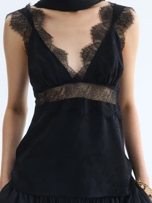 H&M Edition spets festtopp - Använd endast en gång och tvättad efter det. Perfekt som en festtopp! Säljer endast pga att jag vill köpa en annan storlek. Nypris 550kr och som sagt använd en gång därav går jag ej ned för mycket i pris.