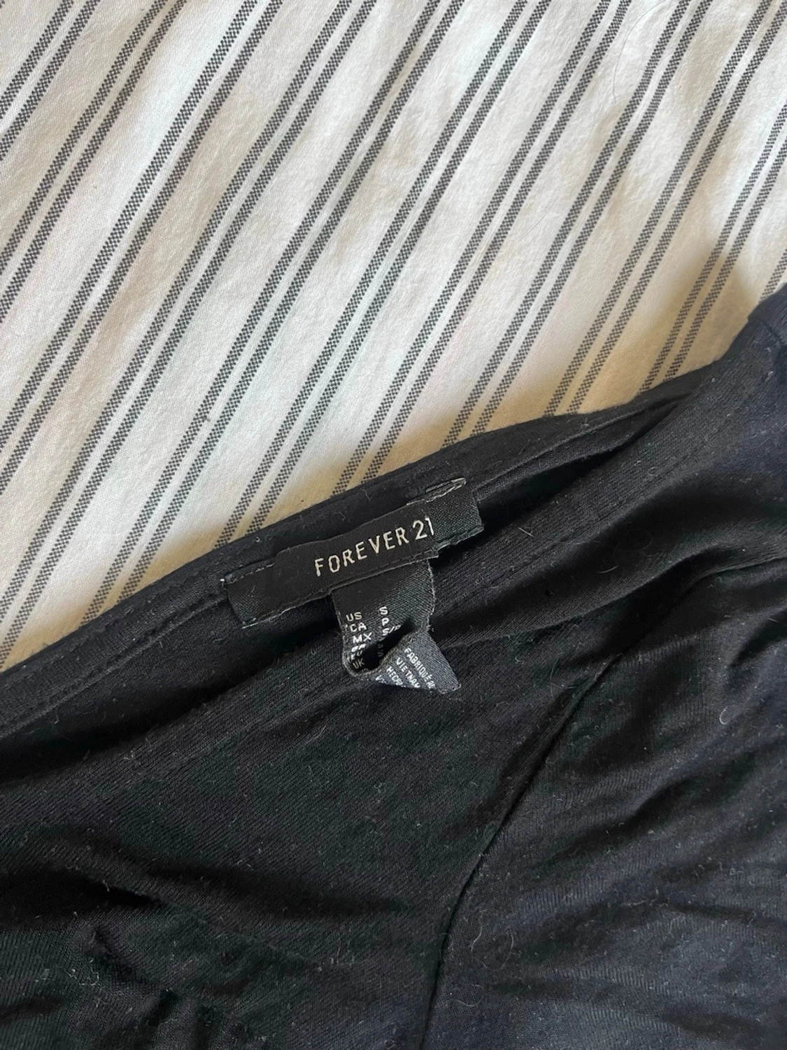 Svart topp med djup v-ringning Forever 21 - 1