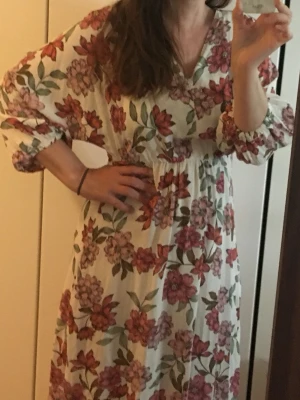 🍒Klänning med trekvartsärm🍒 - 🍒I CAN BUY MYSELF FLOWERS🍒Romantisk blommig midiklänning i XS, men passar även S-M. Klänningen har trekvartslånga puffärmar och v-ringning. Kommer i ett 100% viscosetyg utan stretch. Nypris 599kr🍒