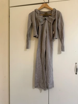 Grått loungewear-set i stickad bomull - Mysigt grått loungewear-set. ( ganska kort längd på byxorna skulle passa bra på någon som är runt 160)