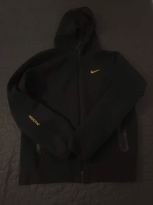 Svart NOCTA x Nike hoodie med dragkedja - Storlek M passar 170-175, kondition mycket bra