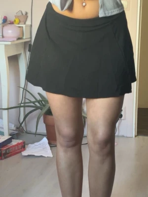 Svart kjol - Söt svart kjol från HM, perfekt nu till sommaren💕