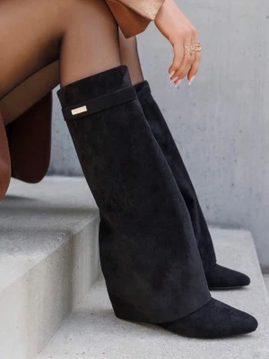 Svarta stövlar i mocka - Snygga svarta stövlar tillverkade i mocka. Stövlarna har spetsig tå och en dekorativ gulddetalj upptill. Klacken är 8cm. Finns inte att köpa längre, använda 1 gång! 