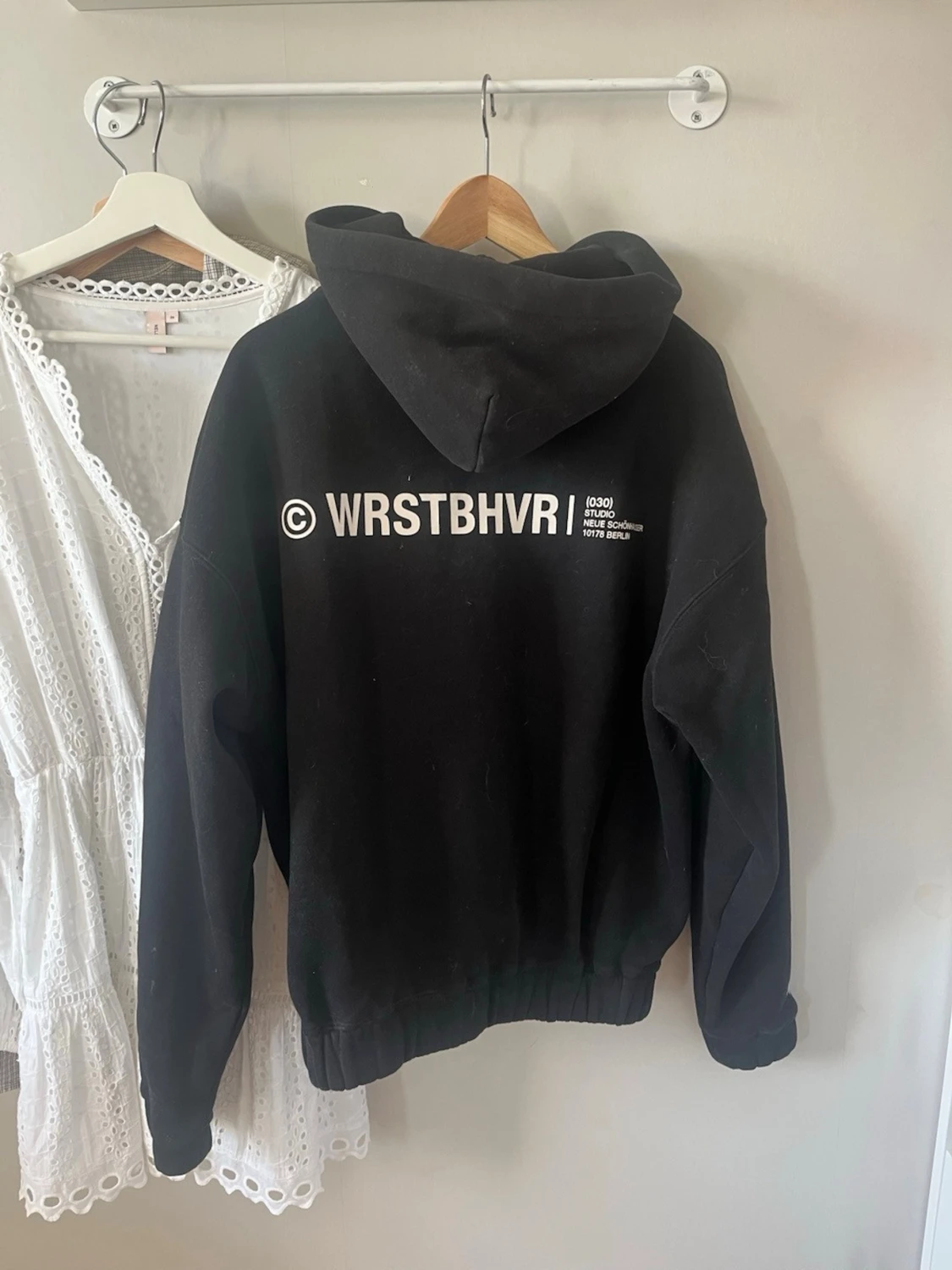 WRSTBHVR Svart hoodie med dragkedja - 1