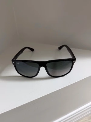 Rayban boyfriend solglasögon  - Sprillans nya raybans! Bästa investeringen passar till alla årstider! Modell: 4147 601/32! Storlek:56! Vid minsta fundering kontakta oss ✔️