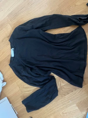 Svart långärmad tröja från Weekday - En enkel och stilren svart långärmad tröja från Weekday. Storlek xs