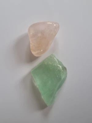 Rosenkvarts och ? - Säljer dem här två fina stenarna🫰 Den rosa är rosenkvarts, är inte helt säker på den gröna men känns som en liknande sort. Kontakta vid frågor! ☺️♥️