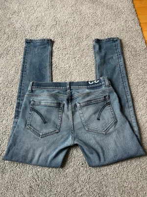 Dondup george  - Säljer ett par blå slim fit jeans från Dondup med klassisk femficksdesign och snygg tvätt på framsidan. 