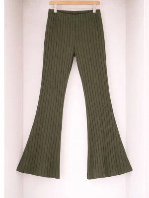 Ribbade gröna bootcut leggings - Säljer ett par ribbade leggings i mörkgrönt med utsvängda ben och hög midja. De har en mjuk och stretchig kvalitet som sitter skönt på kroppen. Perfekta för dig som gillar en trendig och avslappnad stil.