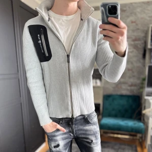 Stickad Cardigan - Mycket bra skick, inga defekter! Passar dig som är mellan 170-180cm ungefär. Modellen är 185 cm, 75kg. Passar bra nu till våren! Skriv för mer information!🤝