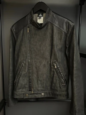 Versace FW03 Denim & Leather jacket - Säljer min superfeta Versace Jeans Couture jacka från FW2003 kollektionen! Riktigt cool asymmetrisk dragkedja som ger jackan en väldigt bra look. Väldigt detaljrik jacka med ett kvalitativt intryck.   •Perfekt skick •Storlek S, se mått: Längd: 64cm, Pit-to-pit: 52cm Axelbredd: 48cm  Hör av er vid funderingar eller skicka ett bud🐦‍🔥