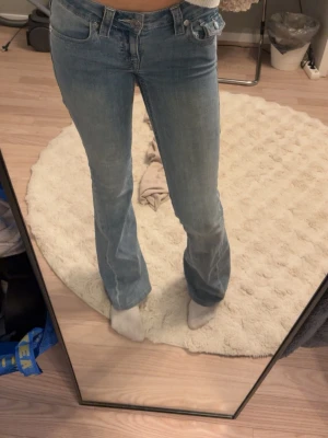 Ljusblå low waist joey flare jeans ifrån true religion - Säljer mina supersnygga jeans då dom inte kommer till användning💕 storlek 24 passar en XS och S dom är lite uppsydda i längden i butik dom är bra längd på mig och jag är 167cm💕💕