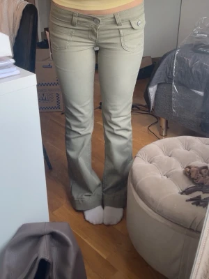 nelly jeans (HELTNYA) - Säljer ett par HELT NYA ljusgröna bootcut jeans med låg midja och klassiska fem fickor. Jeansen har en knappstängning och är i ett stretchigt material som sitter snyggt på benen. Storlek 36 vkt motsvarar S men skulle säga att de passar likabra som xs och även m
