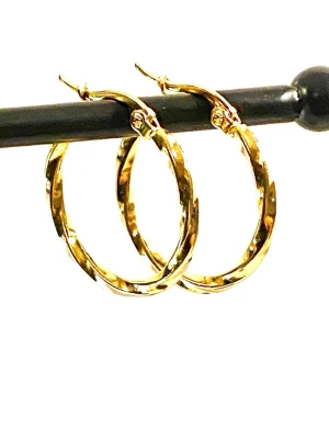 Guldpläterade tvistade hoops örhängen - Snygga guldpläterade hoops med tvistad design som ger extra glans och attityd. Material i rostfritt stål och är 2.5cm stora 