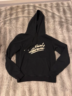  Saint Laurent hoodie - Säljer denna riktigt feta saint Laurent hoodien i storlek S som motsvarar runt 175 cm. Osäker på äktehets för tagen är borta men annars är allt perfekt. Skriv privat om mått osv !😃