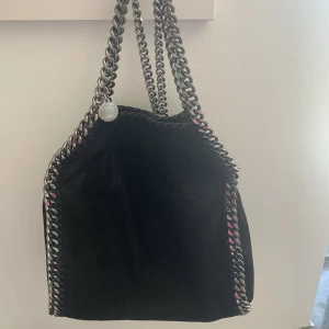 Svart Stella McCartney väska - Säljer min super fina Stella McCartney väska i svart med silver kedja som är så fin och passar till exakt allt😍den är i jättefint skick, köptes på mytheresa! Och den boxen får man självklart med när man köper🥰priset går att diskutera