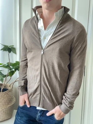 Selected home full zip  - Selected home full zip, Inga defekter! Modellen i bilderna är 180 cm 75 kg och bär Storlek L , Kom med frågor! 🌟 (Kan gå ned i pris vid köp av paket 😉) 
