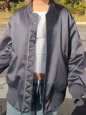 H&M bomerjacka - Super fin och eftertraktad bomberjacka som inte säljs längre! I jättefint skick.