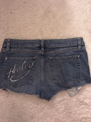 Harley Davison shorts - Super fina lågmidjade shorts från harley davidson med detaljer. Passar mig perfekt som bär storlek S