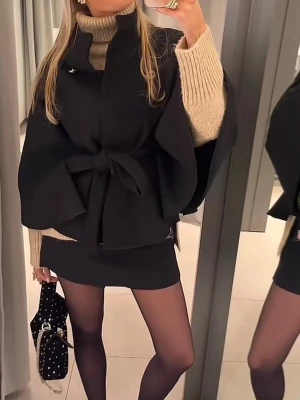 Svart kappa - Så fin svart poncho i bra skick med knyte i midjan💖Storlek One Size men passar xs-m skulle jag säga 