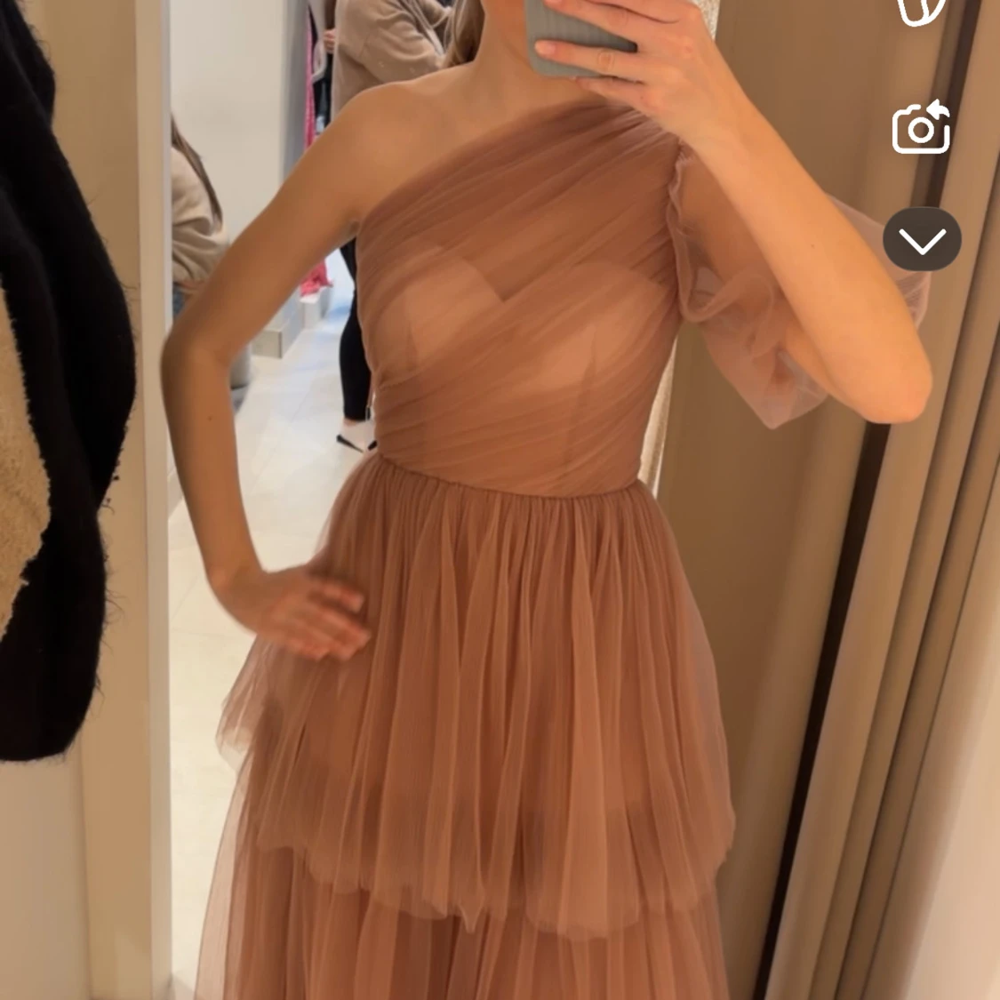 Lång rosa tyllklänning oneshoulder - 1