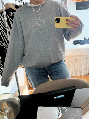 Grå sweatshirt från Carin Wester - Säljer en oversized grå sweatshirt från Carin Wester med broderad logga framtill!