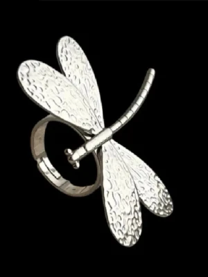 Silvrig trollslända ring  -  Helt ny justerbar Ring.finns även i guld 99 kr styck. 