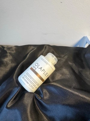 Olaplex - Säljer min Olaplex bond smoother då jag inte använt den och känns onödigt att den bara ska stå o inte bli använd. Den är endast öppnad aldrig använd. Köpt för 349kr  100ml, innehållet i flaskan har lagt sig åt ena sidan på första bilden.